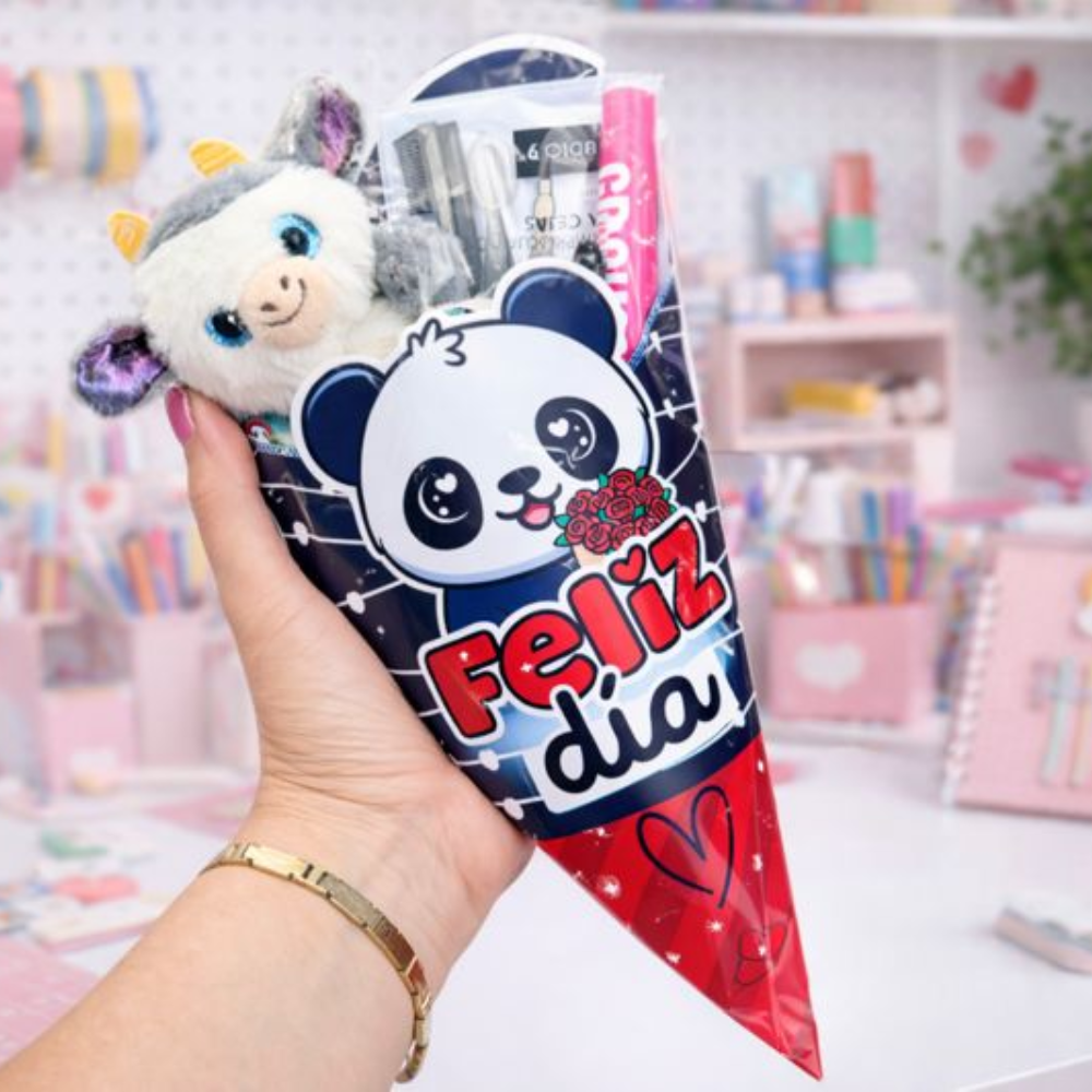 Mano sosteniendo cono corazón azul con panda Feliz Día y peluche de unicornio